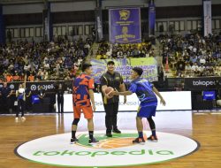 Menpora Dito Lakukan Tip OFF Indonesian BasketBall League