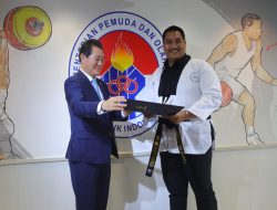 Chairman Kukkiwon GM Berikan Penghargaan Sabuk Hitam Kepada Menpora Dito