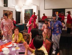 Tim Bola Voli Putri Red Sparks Mengenakan Baju Tradisional Indonesia