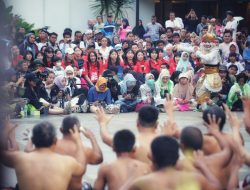 Seluruh Tim dan ofisial Red Sparks Menyaksikan Pertunjukan Tari Kecak