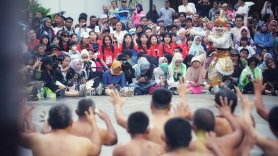 Seluruh Tim dan ofisial Red Sparks Menyaksikan Pertunjukan Tari Kecak