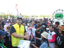 Menpora Dito Bersama Bupati Kebumen Serahkan Piala Lomba Pacuan Kuda