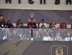 Menpora Dito Dan Erick Thohir Dampingi Presiden Saksikan Laga Piala Presiden