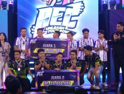 Menpora Dito Serahkan Penghargaan Kepada Most Valuable Player (MVP) Pada AEC 2024