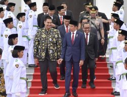 Presiden Didampingi Menpora Dito Kukuhkan Paskibraka di IKN