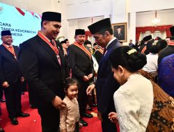 Presiden Jokowi Beri Tanda Kehormatan Pada Mentri Kemenpora