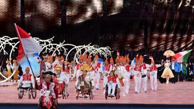 Kekayaan Budaya Indonesia Diperlihatkan Melalui Busana Adat pada Paralimpiade 2024