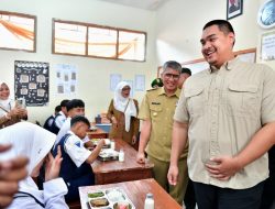 Menpora Dito Tinjau Pendistribusian Makan Bergizi Gratis di Sekolah-sekolah Cimahi