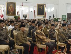 Menpora Dito Dampingi Presiden Prabowo Serahkan Zakat kepada Baznas